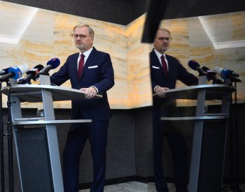 Česká vláda nezvládá vysvětlit nepopulární kroky, napsal list Pravda
