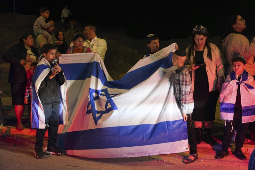 Někteří rukojmí při propouštění únoscům mávali, podle serveru ToI ne spontánně