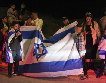 Někteří rukojmí při propouštění únoscům mávali, podle serveru ToI ne spontánně