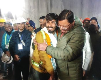 Indičtí záchranáři vytáhli všechny uvězněné dělníky ze zavaleného tunelu