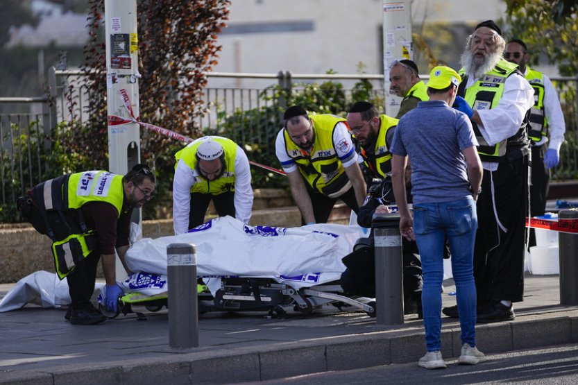Dva palestinští útočníci zastřelili v Jeruzalémě tři lidi, další zranili