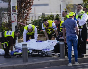 Dva palestinští útočníci zastřelili v Jeruzalémě tři lidi, další zranili