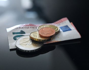 Míra inflace v eurozóně v listopadu výrazně klesla, je na 2,4 procenta