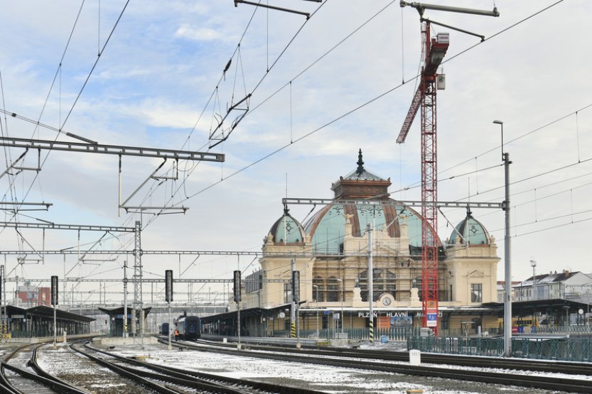 Památkově chráněná budova hlavního nádraží v Plzni se po opravě otevře v lednu