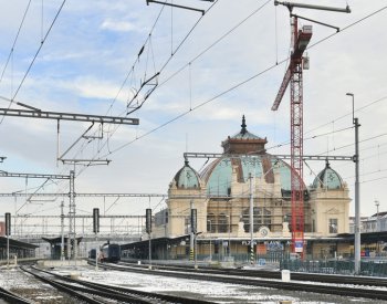 Památkově chráněná budova hlavního nádraží v Plzni se po opravě otevře v lednu