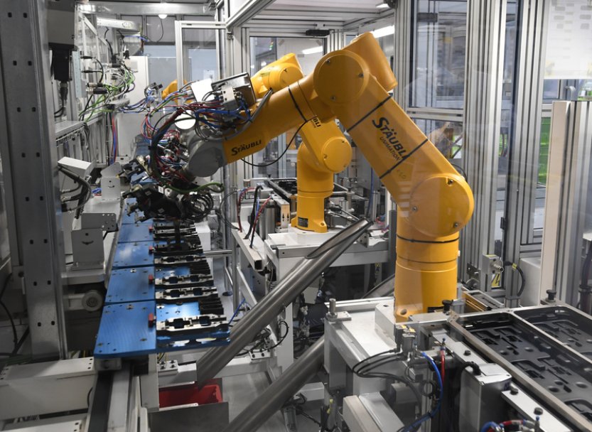 Podmínky v průmyslu se v listopadu zhoršily, ale nejpomalejším tempem od března