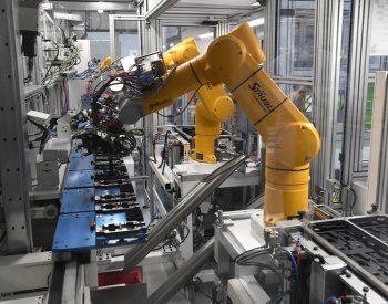 Podmínky v průmyslu se v listopadu zhoršily, ale nejpomalejším tempem od března