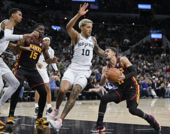 Wembanyamu zastínil v NBA střelec Young, Detroit má rekordní šňůru porážek
