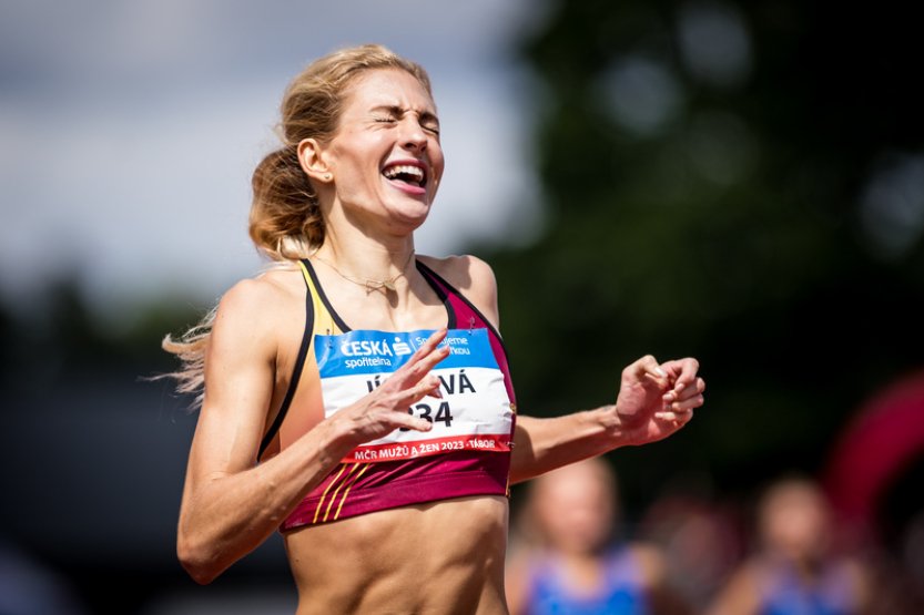 Jíchová se na čtvrtce překážek poprvé dostala pod 55 sekund a má limit na MS