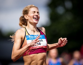 Jíchová se na čtvrtce překážek poprvé dostala pod 55 sekund a má limit na MS