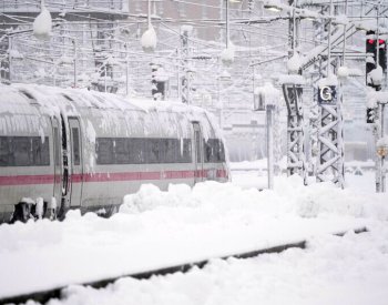 Sníh a led ochromily dopravu v Mnichově, lidé spí ve vlacích