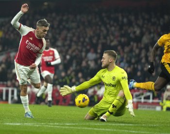 Arsenal v anglické lize udolal Wolverhampton 2:1 a upevnil si první místo