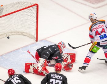 Pardubice dominovaly na ledě mistrovského Třince