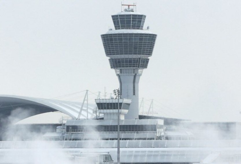 Mnichovské letiště v úterý kvůli ledovce ruší lety, obnovit je chce v poledne