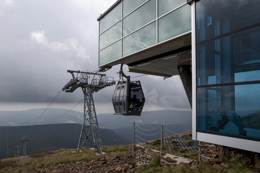 Silný vítr zastavil oba úseky lanovky na Sněžku, rychlost větru přes 100 km/h