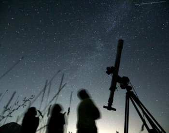 Astronomové objevili přerostlou planetu obíhající kolem maličké hvězdy