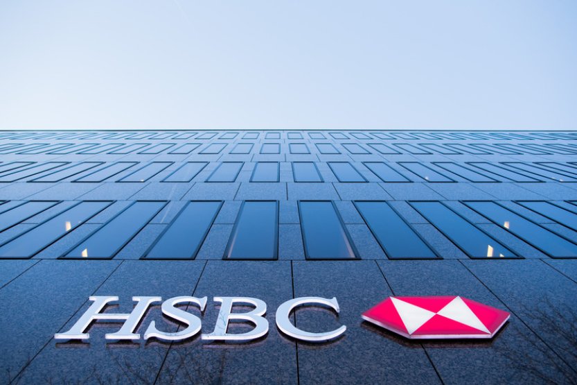Britská banka HSBC díky vysokým úrokům více než zdvojnásobila pololetní zisk