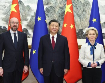 Čína žádá po EU spolupráci na zajištění stability a nevměšování, řekl Si