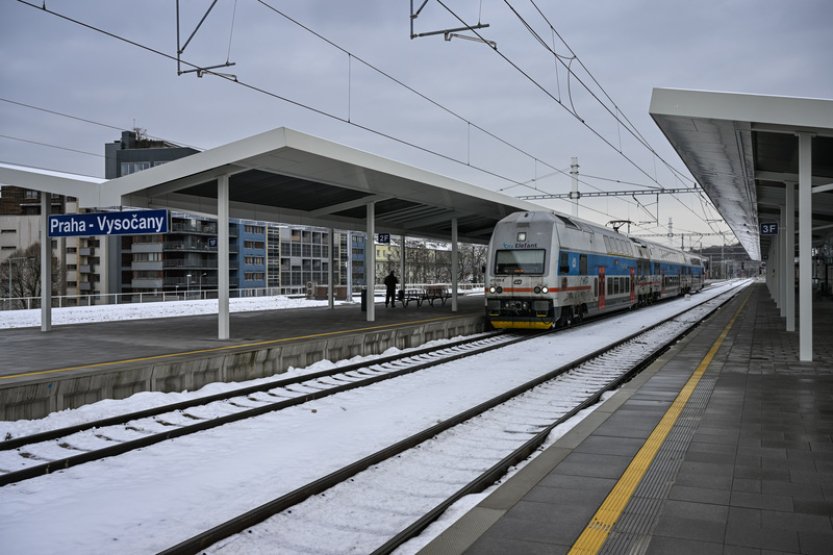 Po opravě se otevřela stanice Praha-Vysočany, vlaky z ní jezdí po třech kolejích