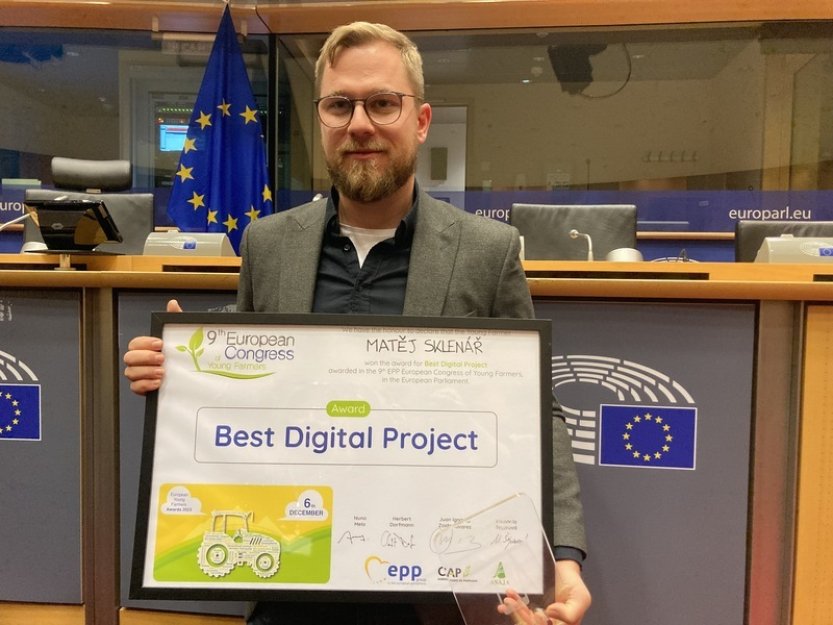 Mladý český farmář získal cenu za robota, který kontroluje ve skleníku rajčata