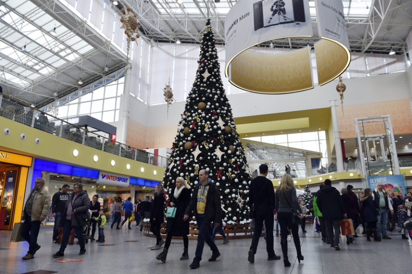 Průzkum: Čtvrtina českých domácností nakupuje dárky těsně před Vánocemi