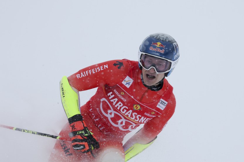 Odermatt vyhrál potřetí a suverénně obří slalom SP ve Vald d'Isere
