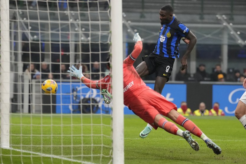 Inter Milán porazil Udine 4:0 a znovu vede ligu, AC Milán prohrál v Bergamu 2:3