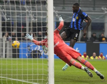 Inter Milán porazil Udine 4:0 a znovu vede ligu, AC Milán prohrál v Bergamu 2:3