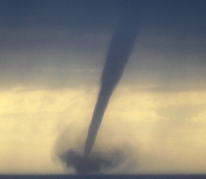 Šest mrtvých a více než 20 zraněných si vyžádaly bouře a tornádo v Tennessee