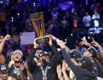 Davis s Jamesem dovedli Lakers k triumfu na NBA Cupu