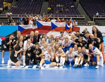 České florbalistky slaví na MS bronz, Švýcarsko porazily 5:4