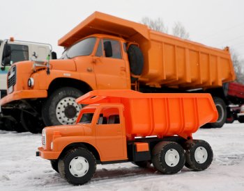 V Ostravě vytvořilo 77 aut rekord v počtu nákladních vozů Tatra na jednom místě