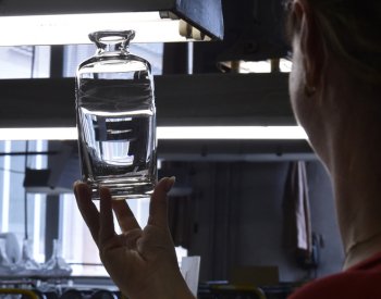 Sklárna v Květné ukončí výrobu ručního skla, propustí většinu lidí