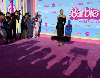 V nominacích na Zlaté glóby vede film Barbie, těsně za ním je Oppenheimer