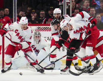 Nečas a Kämpf pomohli v NHL gólem k výhře, Mrázek nezastavil Edmonton