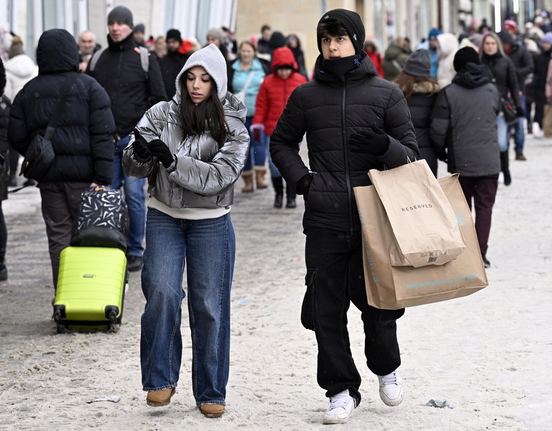 Vánoce budou letos skromnější, na dárcích bude šetřit 60% Čechů