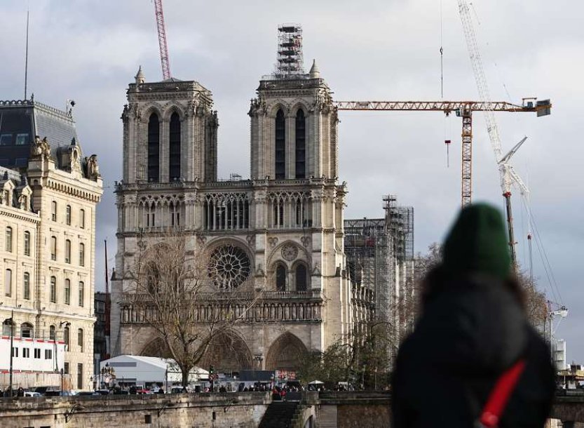 Francouzi se bouří proti návrhu dát do katedrály Notre-Dame moderní vitráže