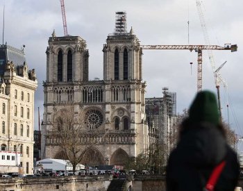 Francouzi se bouří proti návrhu dát do katedrály Notre-Dame moderní vitráže