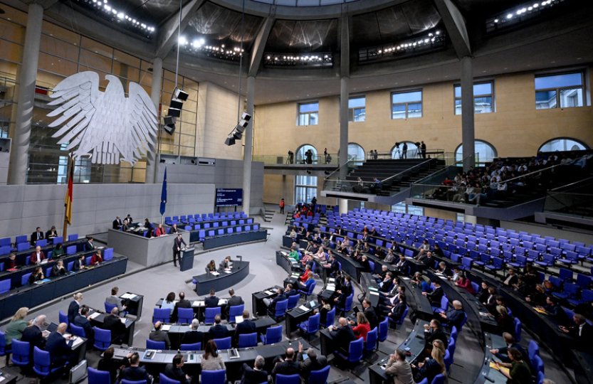 Německý parlament přijal dodatek rozpočtu, pro letošek vyřešil rozpočtovou krizi