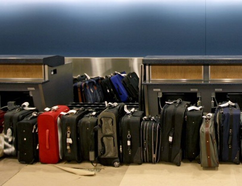 Pracovníci letiště na Tenerife ukradli z kufrů věci za miliony eur