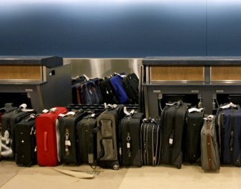 Pracovníci letiště na Tenerife ukradli z kufrů věci za miliony eur