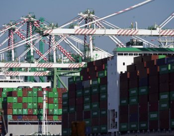 Lodní společnosti pozastavují kvůli útokům z Jemenu plavby přes Rudé moře