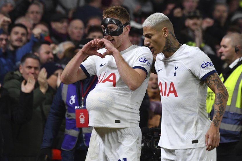 Tottenham vyhrál v Nottinghamu 2:0, přestože dohrával v oslabení