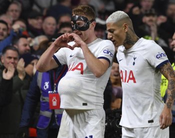 Tottenham vyhrál v Nottinghamu 2:0, přestože dohrával v oslabení