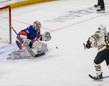 Pastrňák rozhodl nájezdy, proti Islanders přidal i gól a nahrávku