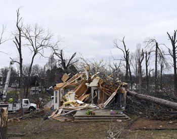 Čtyřměsíční dítě přežilo v kolébce na stromě poté, co jej odneslo tornádo