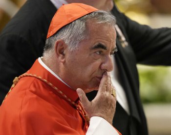 Kardinál Becciu dostal u soudu kvůli zpronevěře trest pět a půl roku vězení