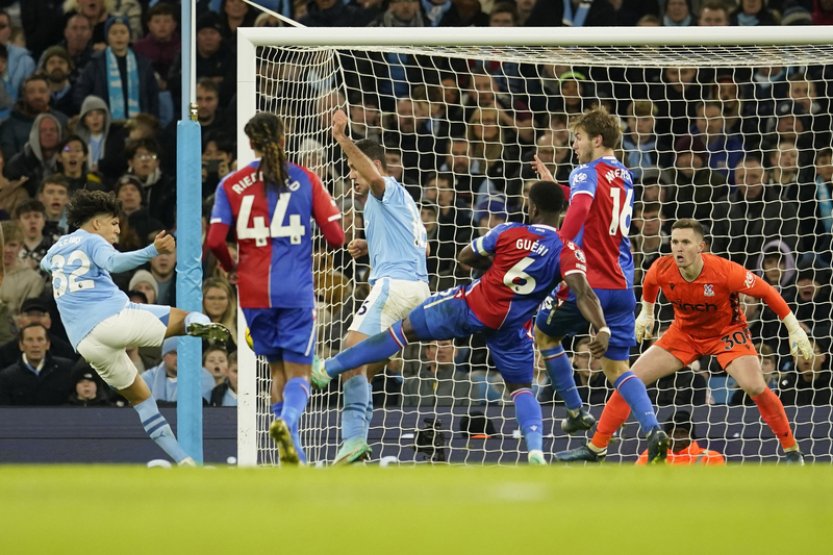 Manchester City remizoval s Crystal Palace, kapitán Lutonu zkolaboval