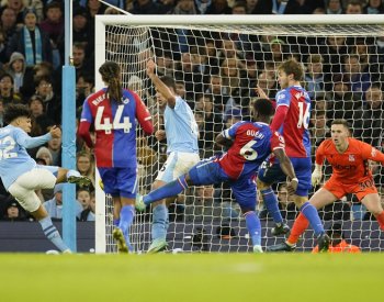 Manchester City remizoval s Crystal Palace, kapitán Lutonu zkolaboval