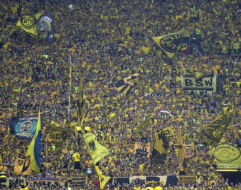 Dortmund remizoval v Augsburgu 1:1 a na čelo ztrácí deset bodů